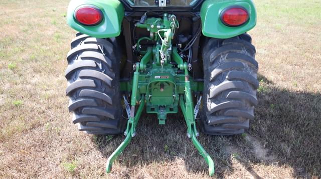 Image of John Deere 3046R equipment image 3