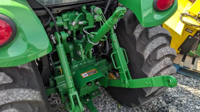Image of John Deere 3046R equipment image 3