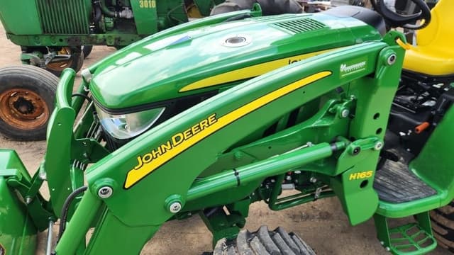 Image of John Deere 3046R equipment image 4