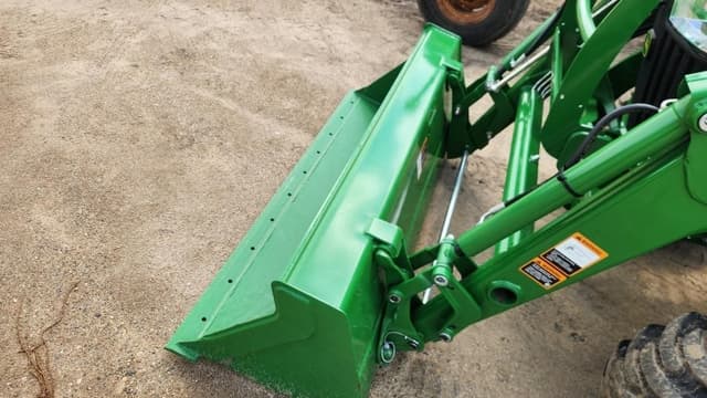 Image of John Deere 3046R equipment image 3