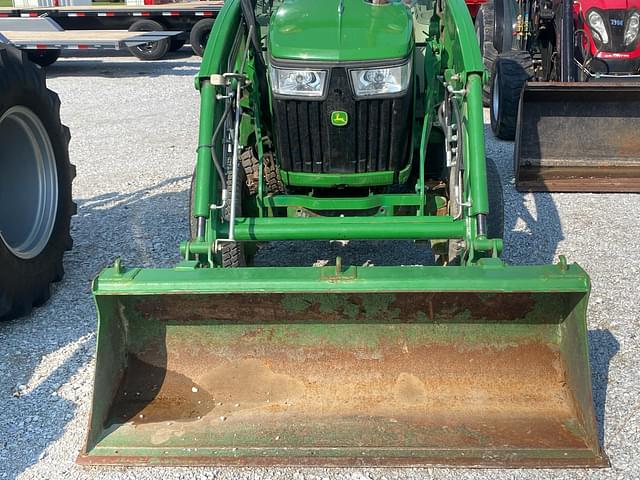 Image of John Deere 3046R equipment image 4