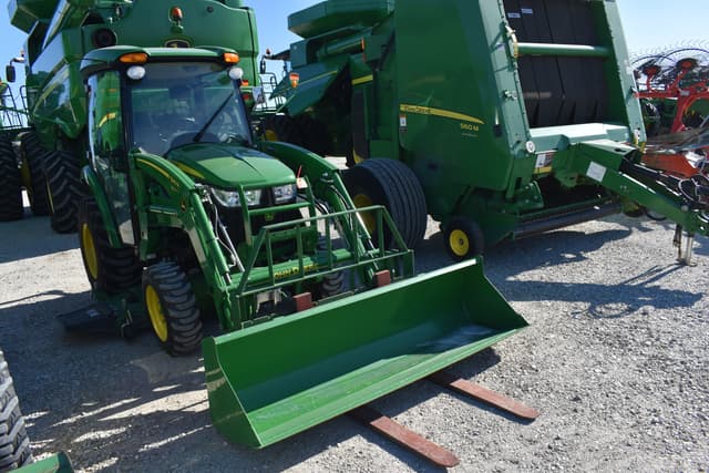 Image of John Deere 3046R equipment image 2