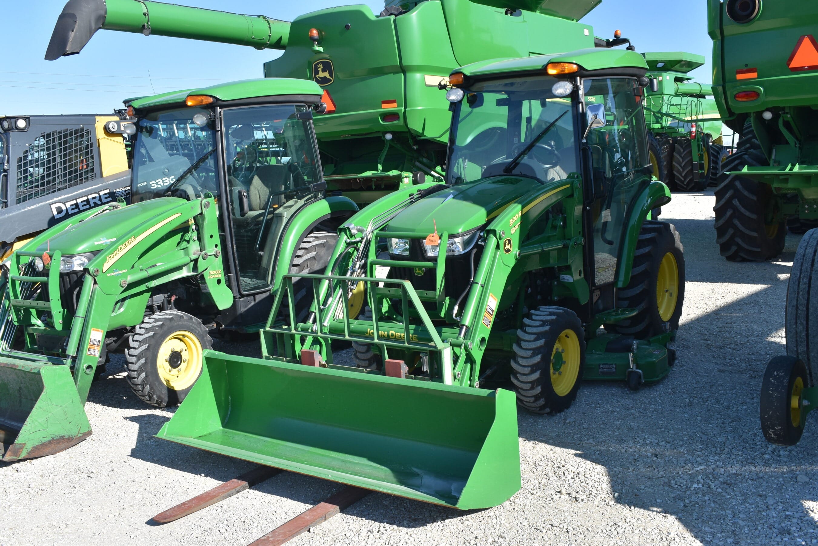 2021 John Deere 3046R Equipment Image0