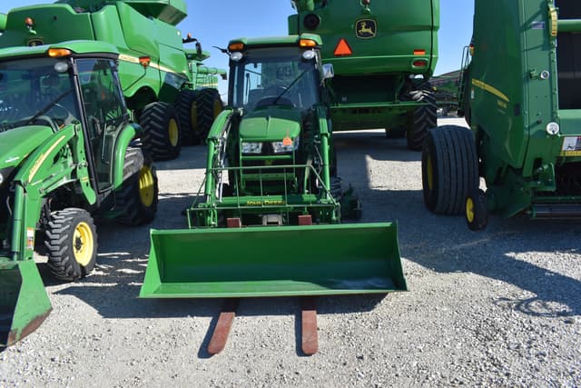 Image of John Deere 3046R equipment image 1