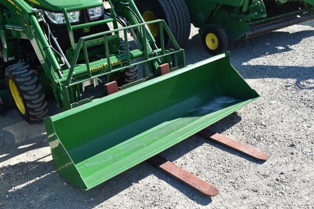 Image of John Deere 3046R equipment image 3