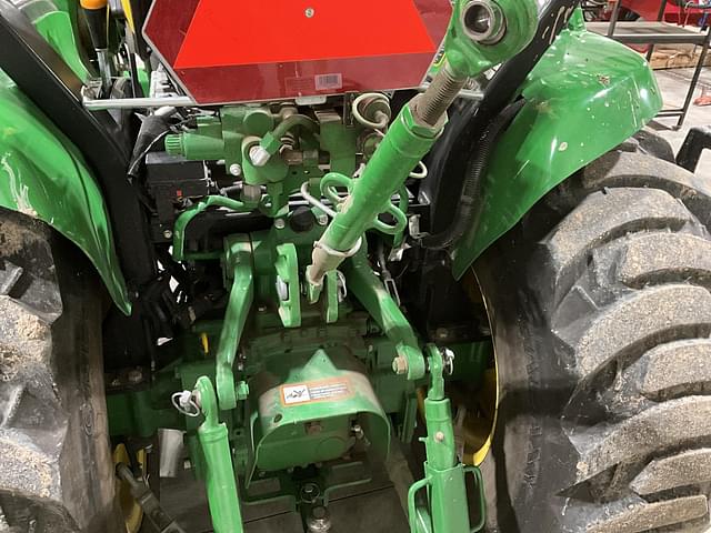 Image of John Deere 3046R equipment image 3