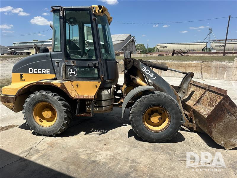 John Deere 304J Equipment Image0