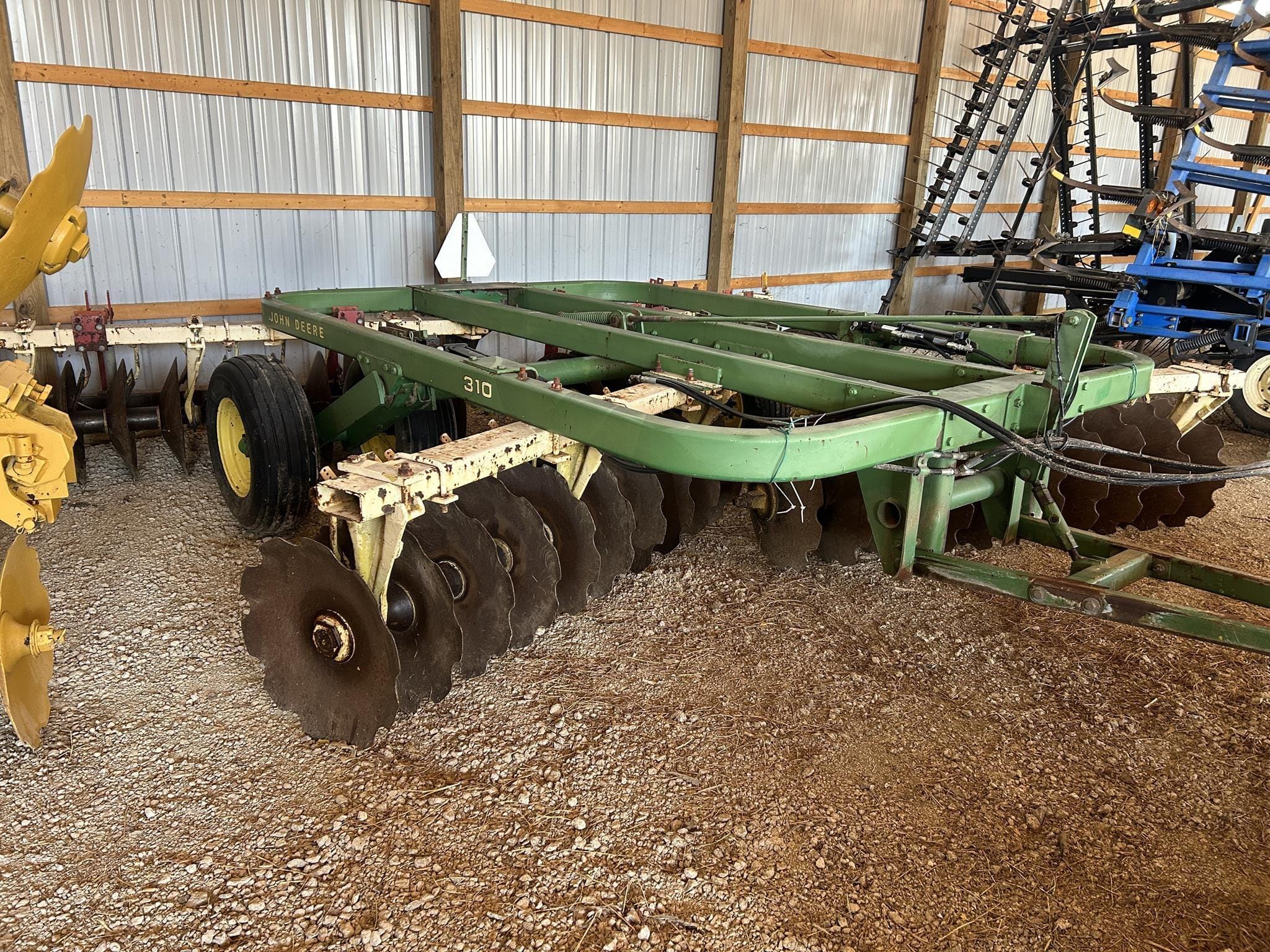 John Deere 310 Equipment Image0
