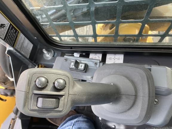 Image of John Deere 317G equipment image 3