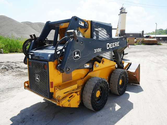 Image of John Deere 318E equipment image 4
