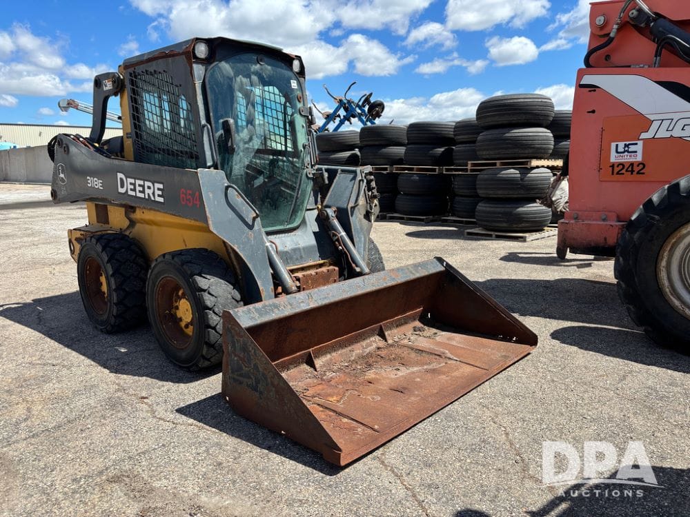 John Deere 318E Equipment Image0