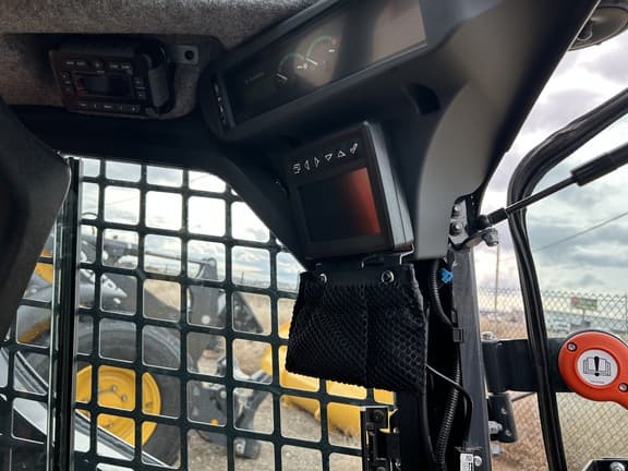 Image of John Deere 318G equipment image 4