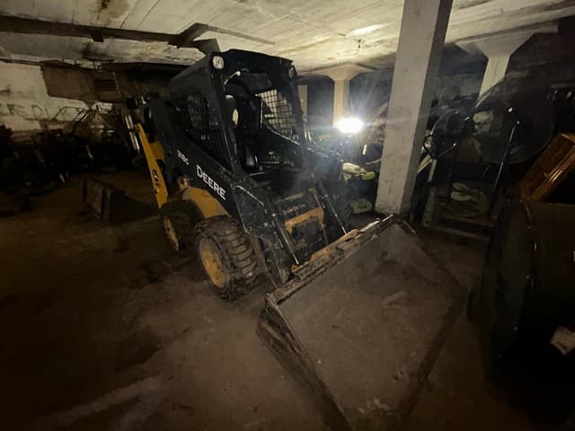 Image of John Deere 318G equipment image 4