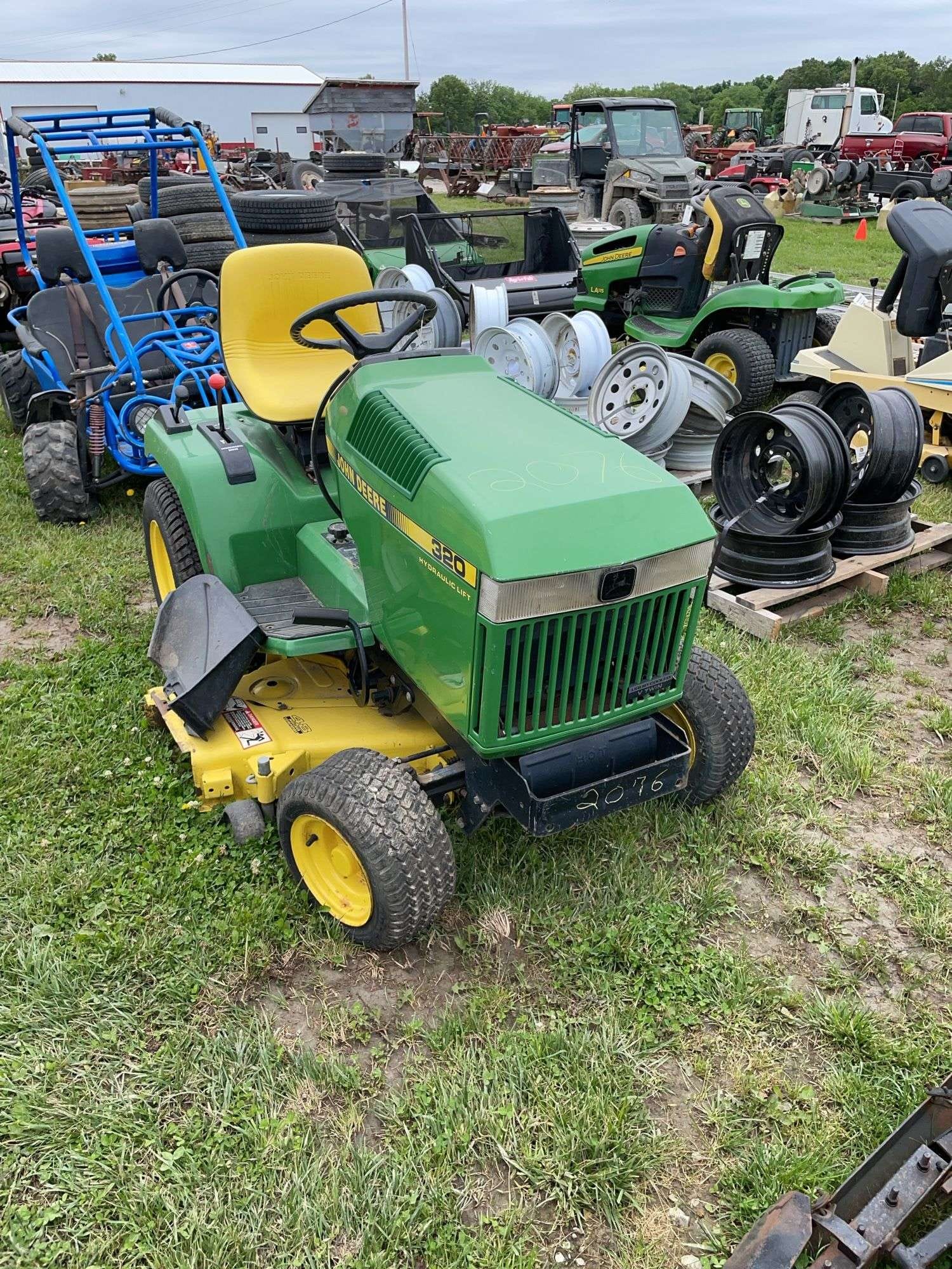 John Deere 320 Equipment Image0