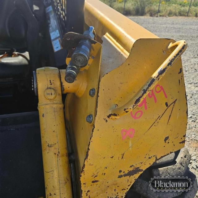 Image of John Deere 320 equipment image 2