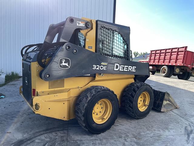 Image of John Deere 320E equipment image 3