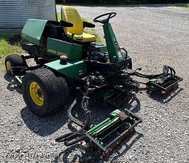Image of John Deere 3215 equipment image 2