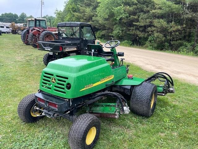 Image of John Deere 3215B equipment image 4