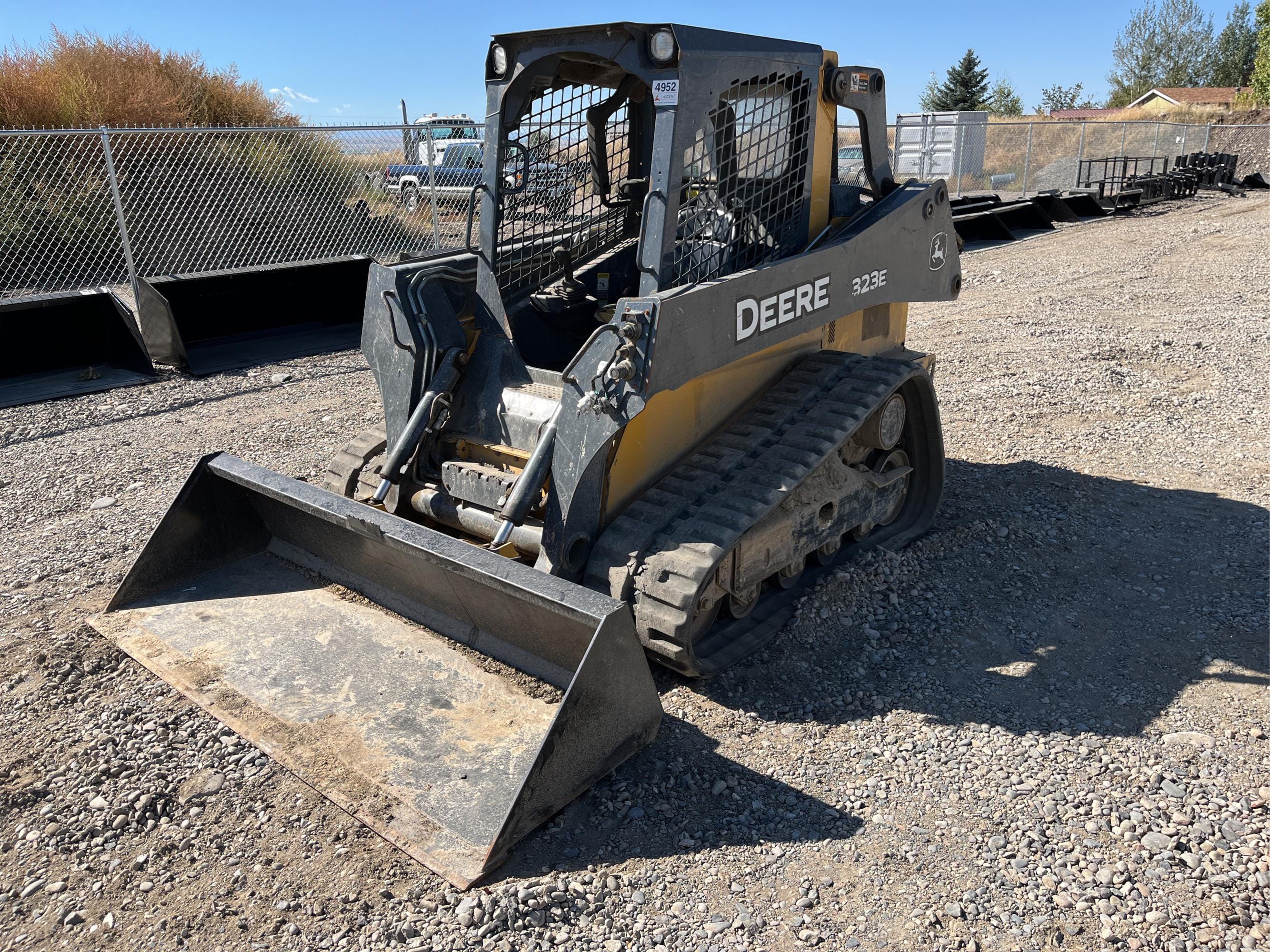 Main image John Deere 323E