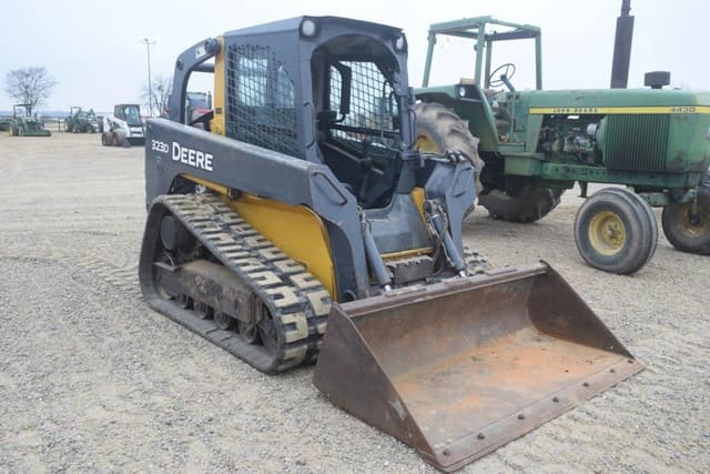 Image of John Deere 323D equipment image 3
