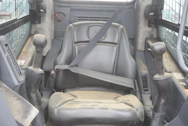 Image of John Deere 323D equipment image 4