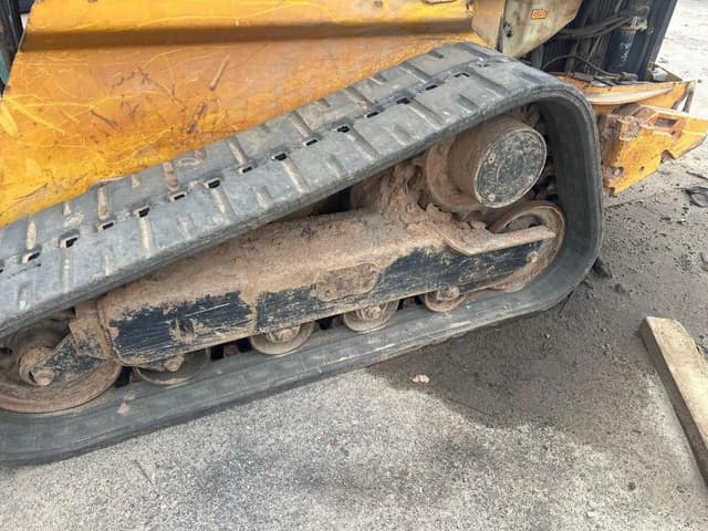 Image of John Deere 323E equipment image 3