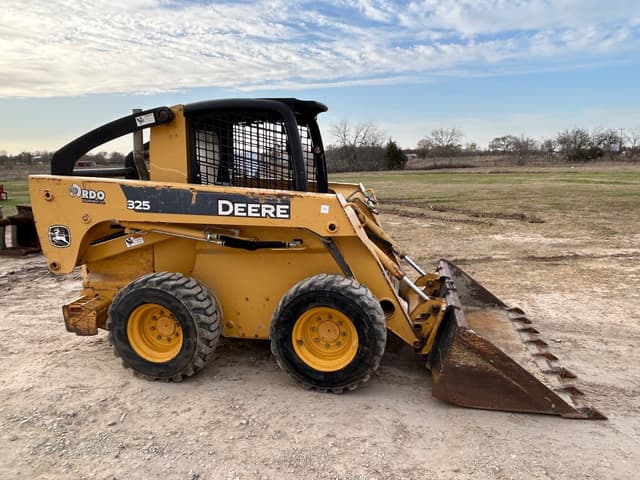 Image of John Deere 325 equipment image 4