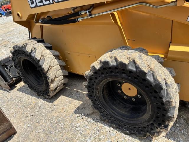Image of John Deere 325 equipment image 4