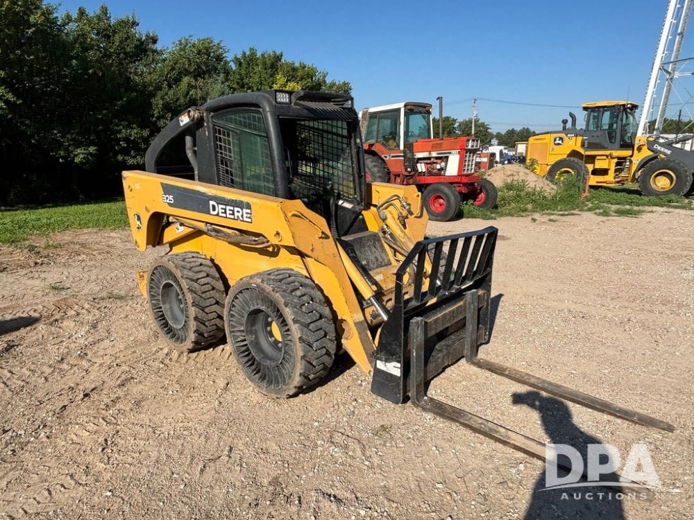 John Deere 325 Equipment Image0