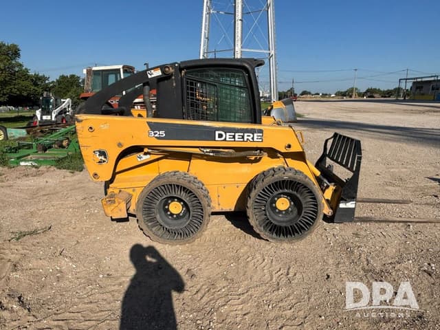 Image of John Deere 325 equipment image 1