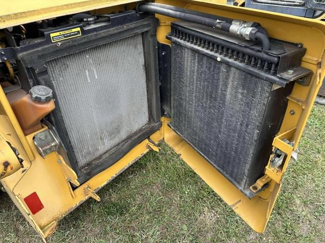 Image of John Deere 325 equipment image 4