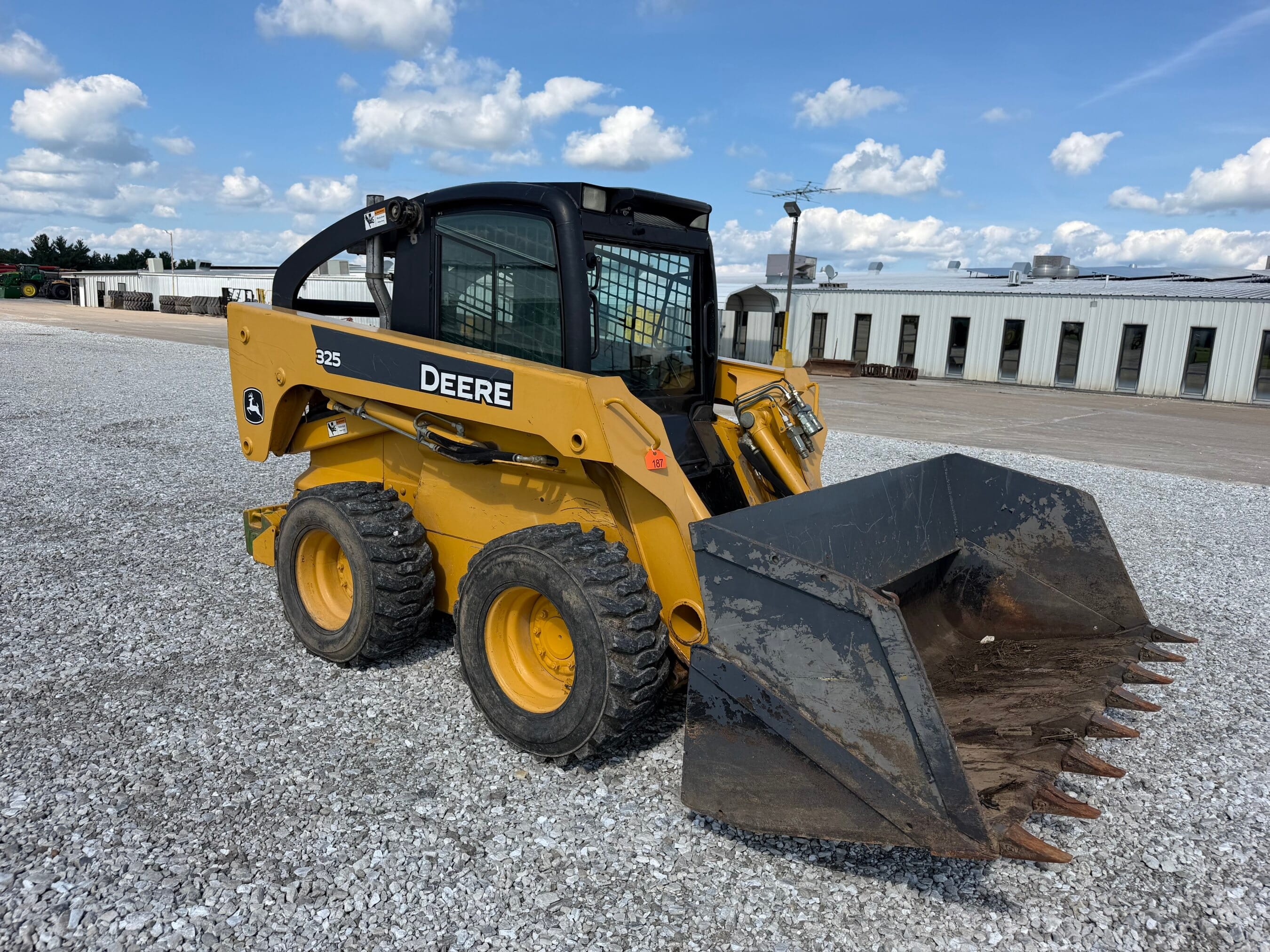 John Deere 325 Equipment Image0