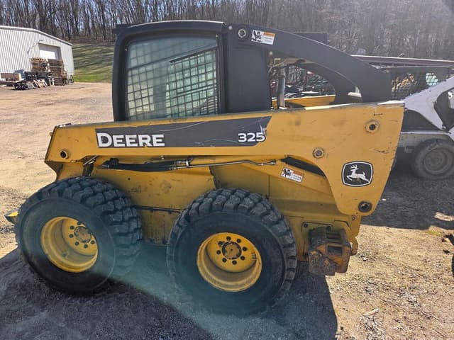 Image of John Deere 325 equipment image 4
