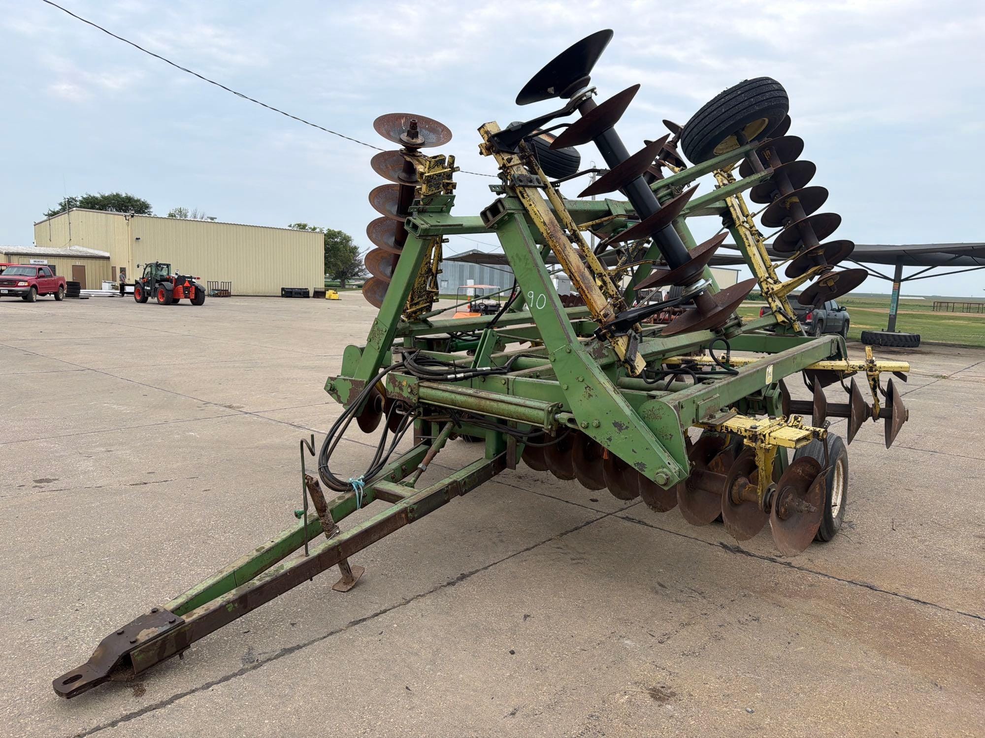 John Deere 330 Equipment Image0
