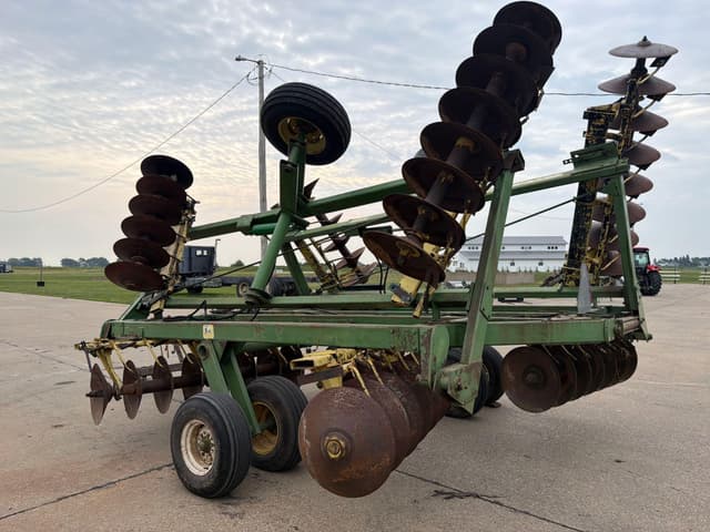 Image of John Deere 330 equipment image 4