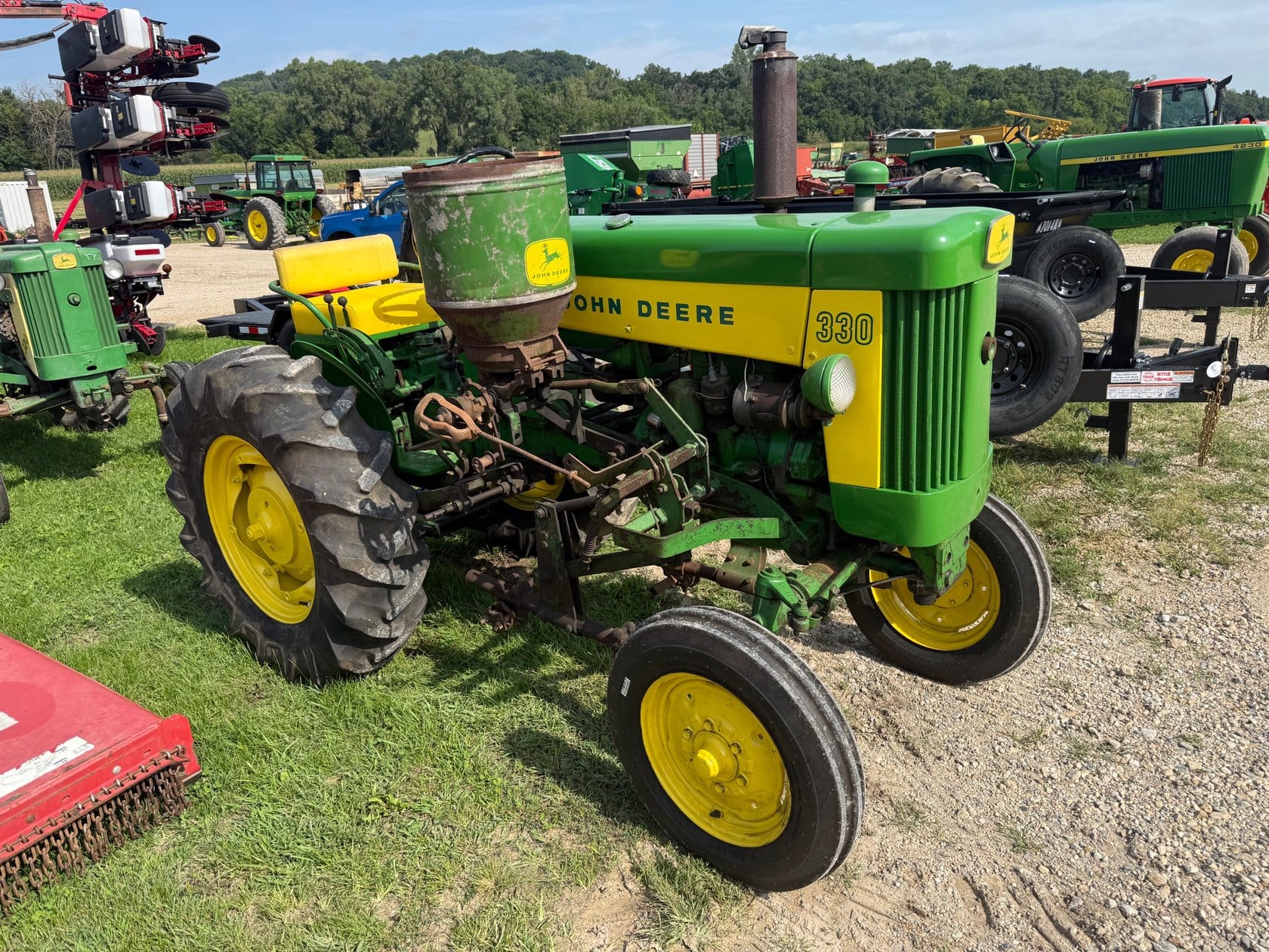 John Deere 330 Equipment Image0