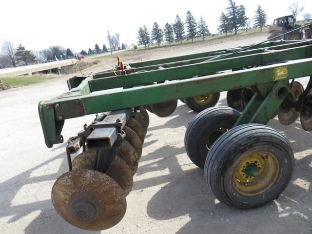 Image of John Deere 331 equipment image 3