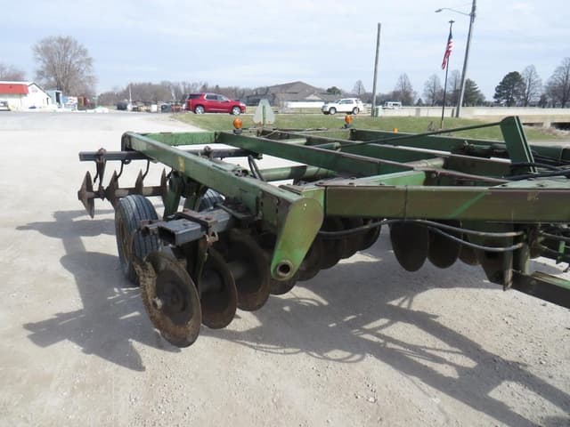 Image of John Deere 331 equipment image 1