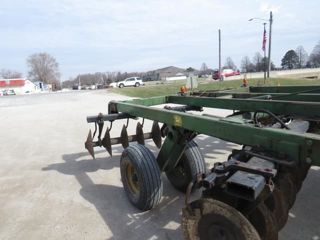 Image of John Deere 331 equipment image 2