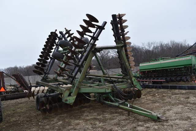 Image of John Deere 331 equipment image 2