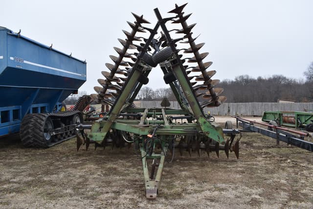 Image of John Deere 331 equipment image 1