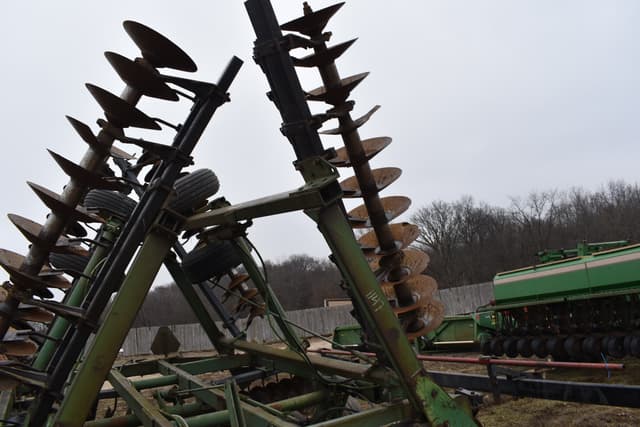 Image of John Deere 331 equipment image 4