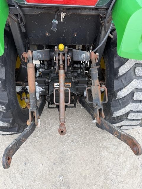 Image of John Deere 3320 equipment image 4
