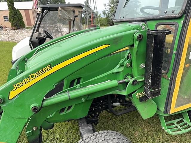 Image of John Deere 3320 equipment image 4