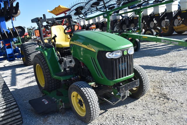 Image of John Deere 3320 equipment image 2