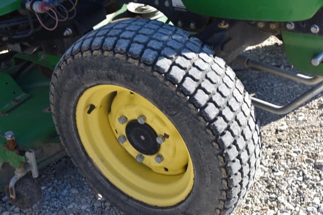 Image of John Deere 3320 equipment image 4