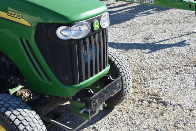 Image of John Deere 3320 equipment image 3
