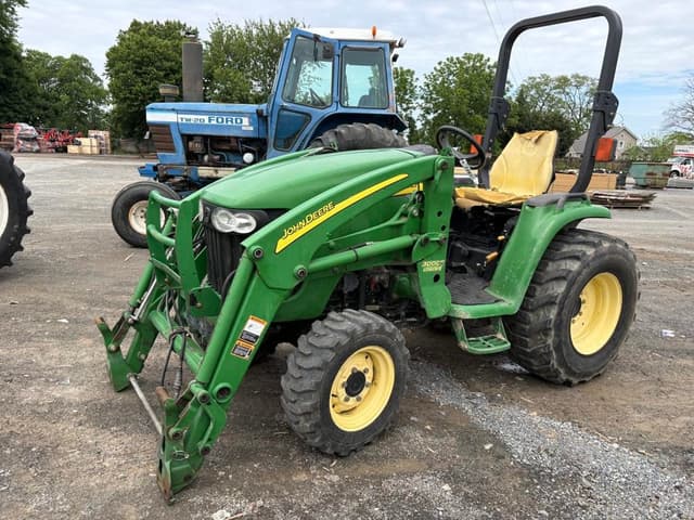 Image of John Deere 3320 equipment image 1