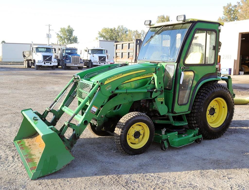 Main image John Deere 3320