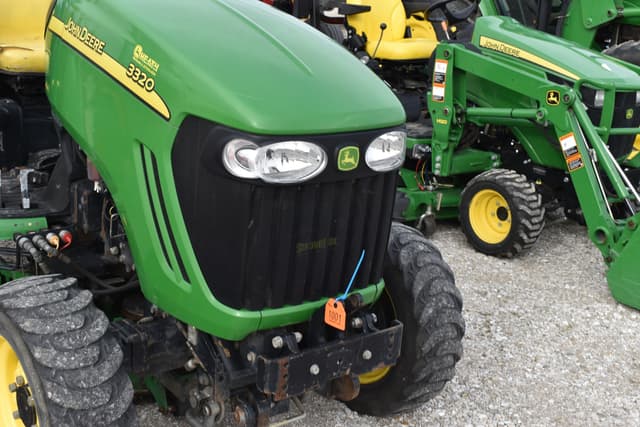 Image of John Deere 3320 equipment image 3